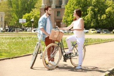 Bisikletli genç çift