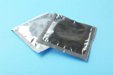 iki sarılı prezervatif 