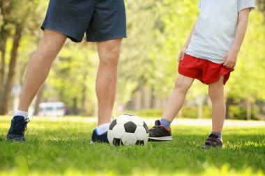 Baba oğul futbol oynuyor. 