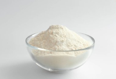 Beyaz zemin üzerine un kase