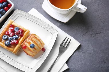 Lezzetli puf hamur işleri ile plaka