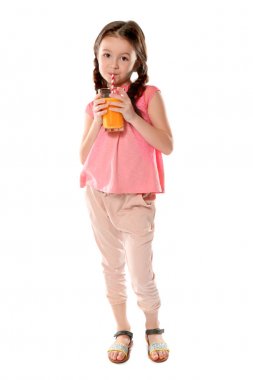 sevimli küçük kız içme suyu