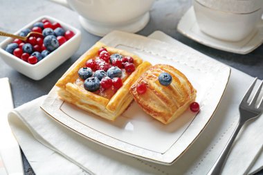 Lezzetli puf hamur işleri ile plaka