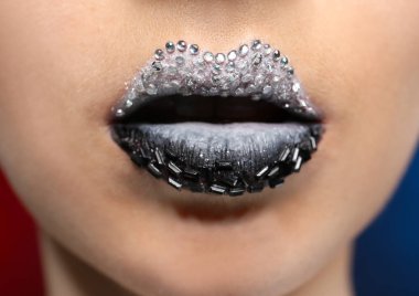 Yaratıcı makyajlı kadın