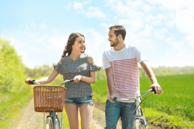 Bisikletli genç çift