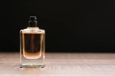 Cam parfüm şişesi.