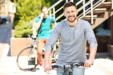 Bisikletli genç adam