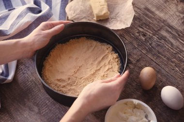 Peynir pasta hazırlama kadın