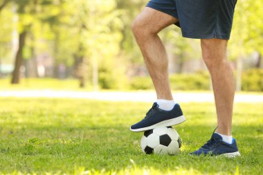 Futbol topu ile genç adamın bacaklar 