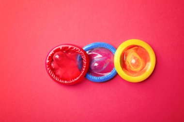 farklı renkli prezervatif