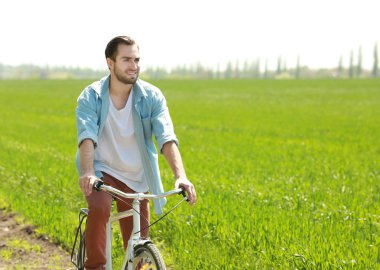  Bisiklete binen adam