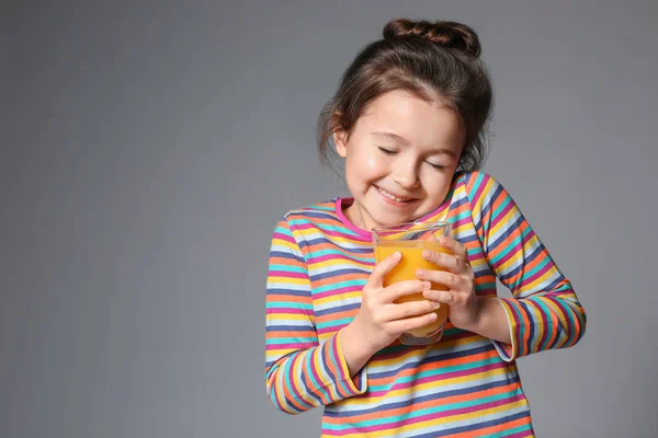 Söt liten flicka med glas juice — Stockfoto