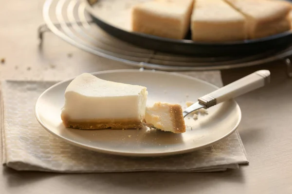 Тарілка зі смачним сирним тортом — стокове фото