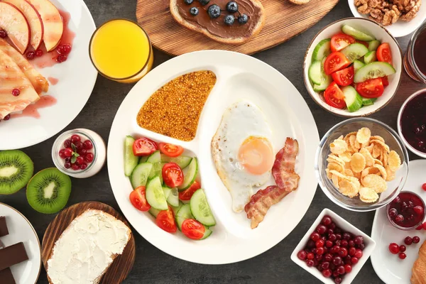 Delicioso desayuno servido — Foto de Stock