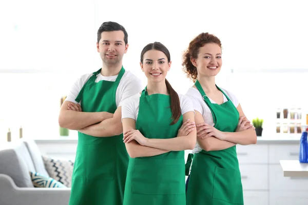 Equipe de serviço de limpeza trabalhando em casa — Fotografia de Stock