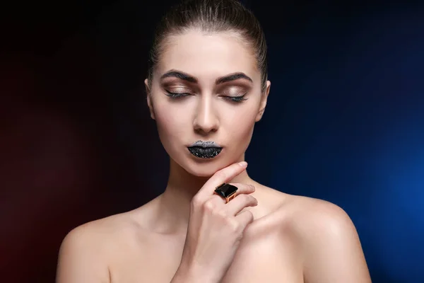 Kvinna med kreativ makeup — Stockfoto