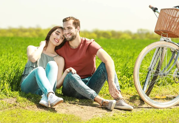 骑自行车的年轻夫妇 — 图库照片