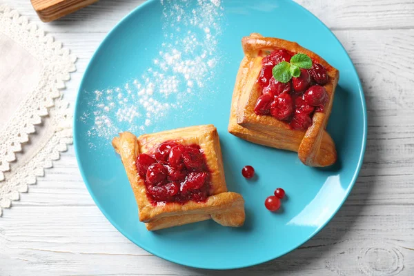 Assiette avec pâtisseries et cerises — Photo