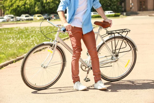 Ung man med cykel — Stockfoto