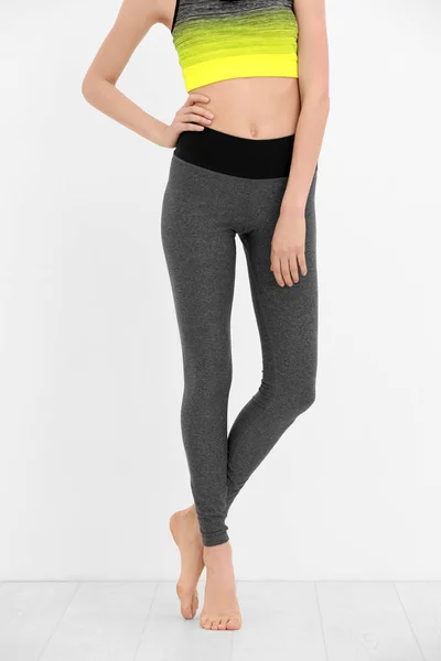 Chica en pantalones grises para yoga —  Fotos de Stock