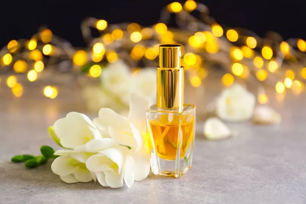 Frasco de perfume y flores — Foto de Stock