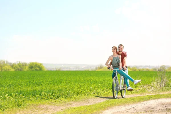 Couple à vélo — Photo