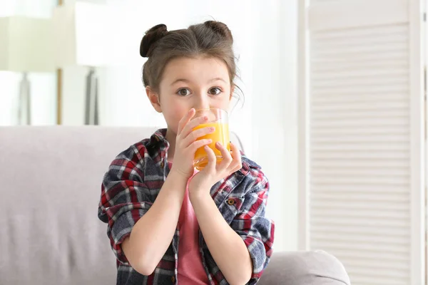 Bonito menina bebendo suco — Fotografia de Stock