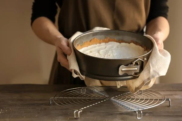 Kadın holding pişirme pan — Stok fotoğraf