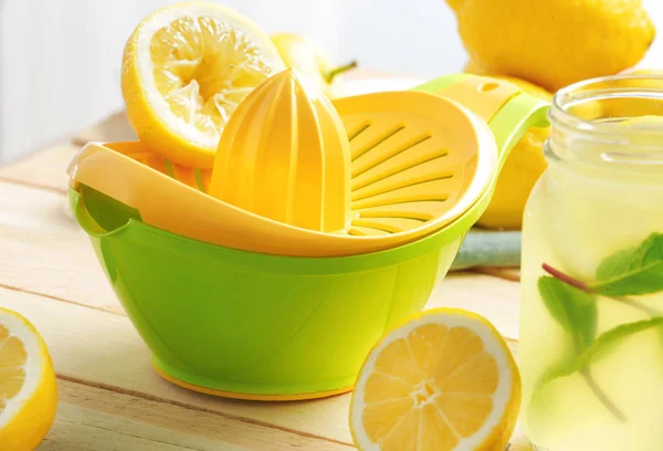 Espremedor e suco de limão — Fotografia de Stock