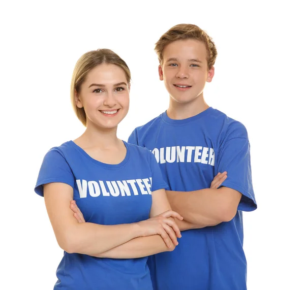 Jóvenes voluntarios alegres sobre fondo blanco — Foto de Stock