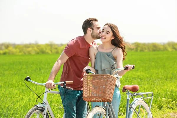 自転車を持つ若いカップル — ストック写真