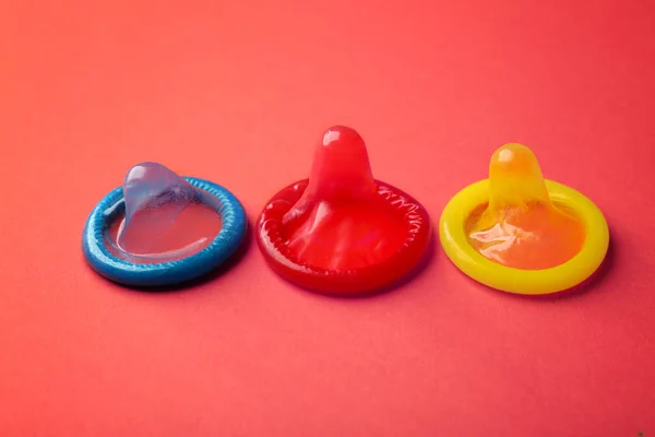 다른 다채로운 콘돔 — 스톡 사진