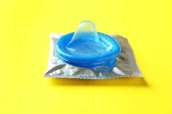 Blauw condoom verpakt — Stockfoto