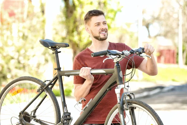 自転車を持つ若い男 — ストック写真