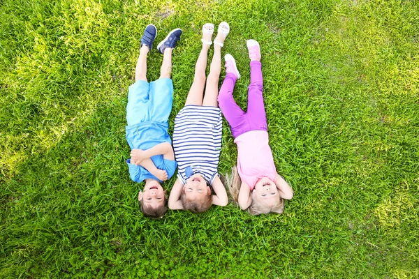 Enfants couchés sur l'herbe — Photo