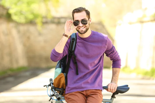 Jovem com bicicleta — Fotografia de Stock