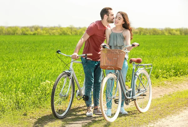 Jovem casal com bicicleta — Fotografia de Stock