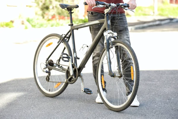 Jongeman met fiets — Stockfoto