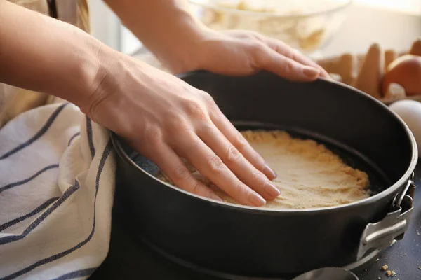 Kvinna som förbereder ostkaka — Stockfoto