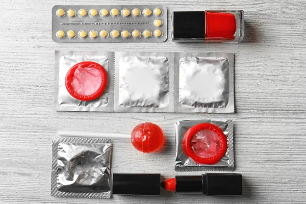 Косметика з таблетками контролю народжуваності та презервативами — стокове фото