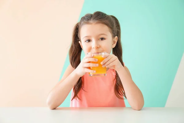 Мила маленька дівчинка п'є сік — стокове фото