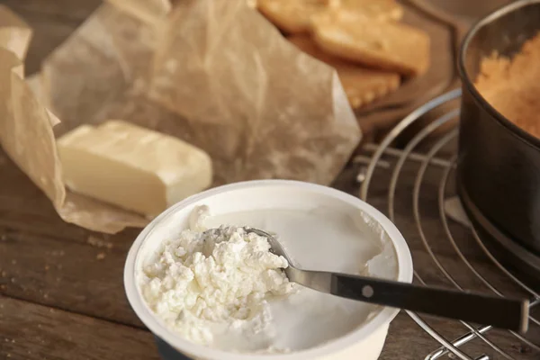 Löffel in Schüssel mit Frischkäse — Stockfoto