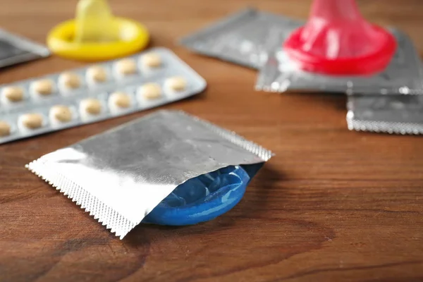 Condooms en geboorte pillen — Stockfoto