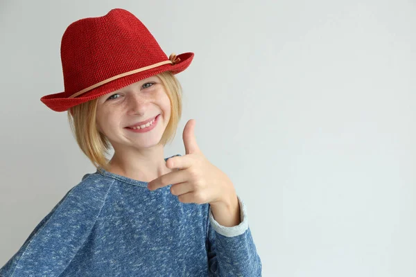 Fröhliches Teenager-Mädchen — Stockfoto