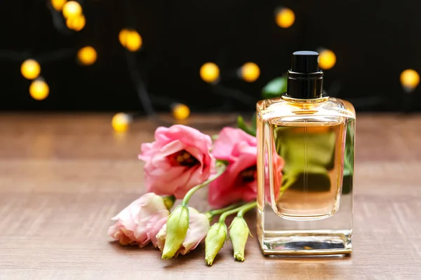 Bottiglia di profumo e fiori — Foto Stock