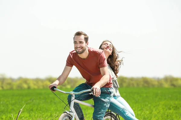Couple à vélo — Photo