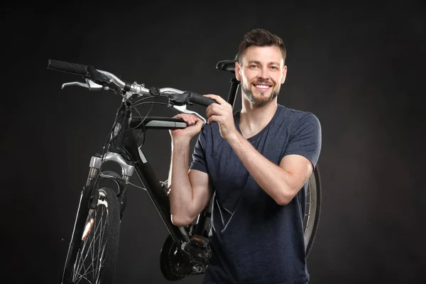 Ung man med cykel — Stockfoto