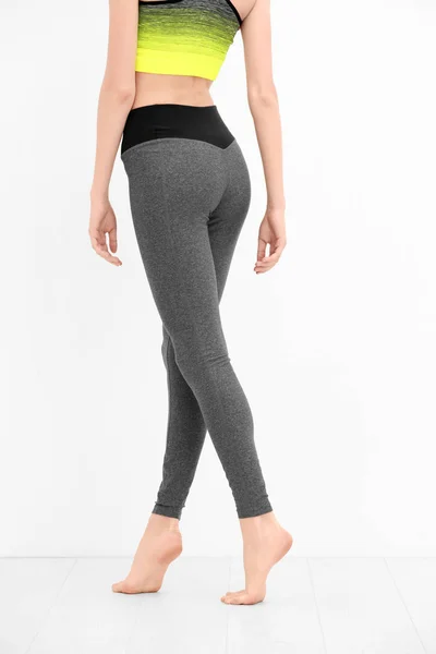 Meisje in grijze broek voor yoga — Stockfoto