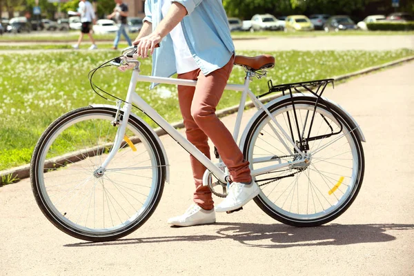 Junger Mann mit Fahrrad — Stockfoto