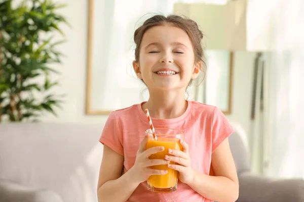 Gadis kecil yang manis dengan segelas jus — Stok Foto